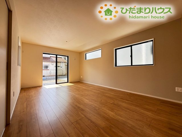 本庄市見福　17期　新築一戸建て　ずっとプラス　02の居間・リビング|3面彩光なので自然光が入りやすく、明るい空間となっており
ご家族全員が集まりたくなるようなリビングです♪