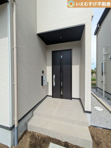 Zut PLUS　本庄市見福17期のエントランス|落ち着いた色づかいのエントランス
駐車場からアクセスの良いエントランス。雨の日や荷物が多くても安心の動線♪