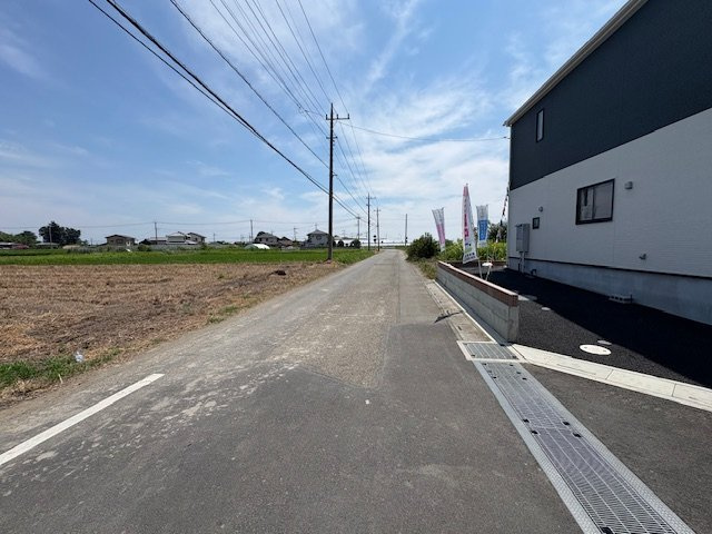上里町勅使河原第17（全7棟）1号棟の前面道路含む現地写真