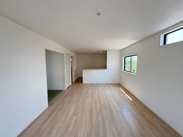 上里町勅使河原第17（全7棟）1号棟の居間・リビング|大きな窓のあるリビングは明るく解放感溢れる空間。居心地良くご家族皆が寛げる憩いの空間です。生活の中心となるLDKが広いので、家族とのコミュニケーションを促進する拘り設計となっています(⌒∇⌒)
