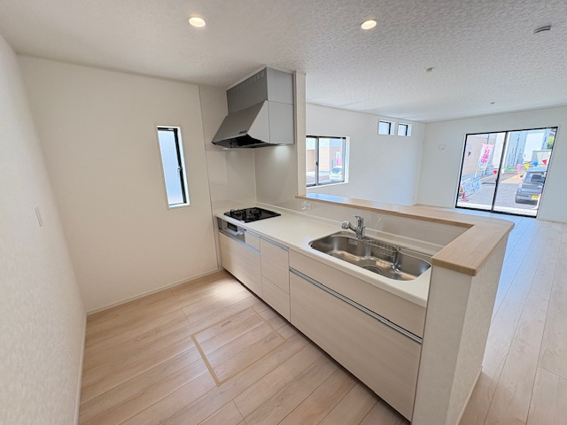 上里町勅使河原第17（全7棟）1号棟のキッチン|美味しいごはんを作っている時もリビングと一体感を持ち、家族との時間を楽しく過ごせる対面キッチンです(^^♪
