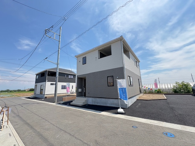 上里町勅使河原第17（全7棟）2号棟の外観|隣地との距離も保ちながらも綺麗な街並みに溶け込みました！
駐車スペースやお庭も十分に確保しています！