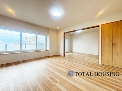 【居間・リビング】 | エクセルシオールスカイランドマーク | 来客の際には、LDKと洋室の間の扉を開けることで、開放感あふれる空間に！
どちらの居室にも大きな窓がある為、リビング全体が明るい陽光に包まれます。