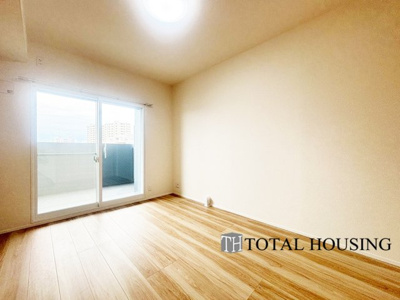 【洋室】 | エクセルシオールスカイランドマーク | 洋室　約6.0帖
大きな窓からたっぷりの日差しが降り注ぐ明るい室内です。気持ちの良い朝日を受けて、目覚めの良い健康的な朝を迎えられそうです。