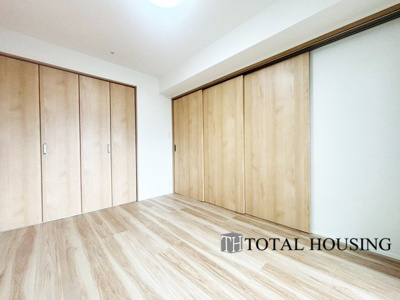 【洋室】 | エクセルシオールスカイランドマーク | 洋室　約6.0帖
LDKと隣接した洋室でリビングから目が届く場所なので、お子様の遊び部屋・お昼寝スペースとして使うのもオススメです♪