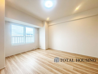 【洋室】 | エクセルシオールスカイランドマーク | 洋室　約7.8帖
心と体をゆったりと安らげる洋室。お部屋のゆとりが大きい分だけ、暮らしの安らぎは深まります。次の日を心地よく迎えたいから、頑張った自身の心と体を労わる設計へ。