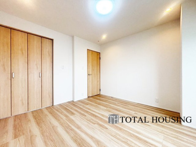 【洋室】 | エクセルシオールスカイランドマーク | 洋室　約7.8帖
このお家で一番広いマスターベッドルームは居心地抜群です♪