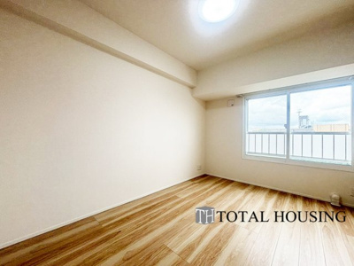 【洋室】 | エクセルシオールスカイランドマーク | 洋室　約6.0帖
シンプルな内装の洋室は、主寝室や子ども部屋、書斎など多用途にご活用いただけます。身の回りの物をすっきり片付けられる収納付き◎