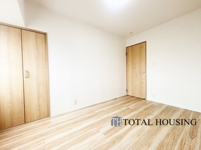 【洋室】 | エクセルシオールスカイランドマーク | 洋室　約6.0帖
充分な広さと収納機能を備えた部屋はお子様の自発性と成長を促します。お子様の成長を支える、勉強や好きなことに没頭する学びの空間にどうぞ。