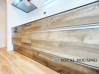 【キッチン】 | エクセルシオールスカイランドマーク | LDKを広く使え、料理に集中することができる壁付けタイプのキッチンです。上下に収納が設けられ、調理用品や食器類をすっきりと収納できます◎