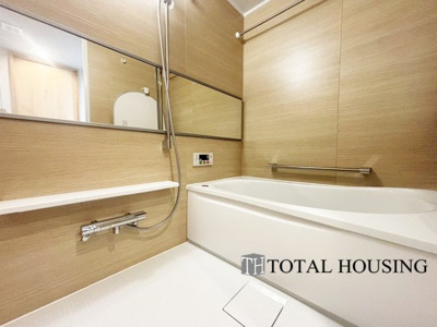 【浴室】 | エクセルシオールスカイランドマーク | 限られた空間を広く見せるワイドミラーを採用したバスルーム。毎日の疲れを癒やすバスタイムを。浴室換気乾燥暖房機付きで浴室内干しも可能！