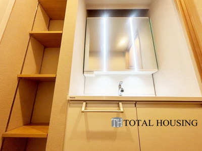 【独立洗面台】 | エクセルシオールスカイランドマーク | ゆとりの洗面スペースで朝の身支度も快適スムーズに。３面鏡で髪のセットやお化粧もストレスなくこなせ、朝から気分良く通勤通学に向かえそうですね！鏡の裏にはたっぷりと収納スペースを標準装備！