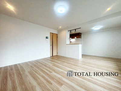 【居間・リビング】 | エクセルシオールスカイランドマーク | 広くゆったりと家族揃って寛げるLDKは約17.2帖。毎日の始まりと終わりをここで迎える大切な空間はいつでも心地良い空気感。落ち着いた雰囲気で過ごしたり家族でわいわい盛り上がる日も。