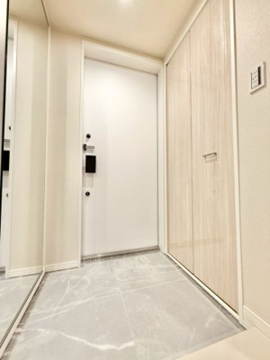 【玄関】 | 勝どきザ・タワー | 収納もある玄関です