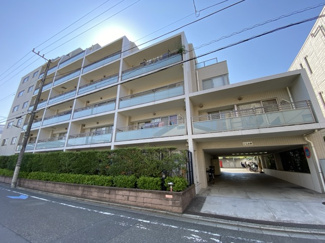 【外観】 | 青空によく映える建物です。手入れの行き届いた外壁やマンション正面エントランスなど、綺麗な姿をぜひ一度、現地にてご覧ください。～即日のご見学可能～　お問合せはお気軽にどうぞ。
