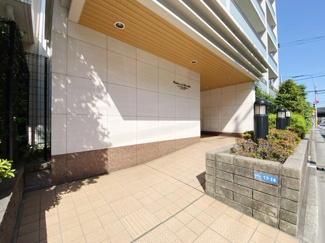 【エントランス】 | お客様を、そして住人を出迎えてくれるマンションのエントランス。ゴミが落ちていないことからも、管理状態の良さや住民の節度の高さが見て取れます。～即日のご見学可能～　お問合せはお気軽にどうぞ。
