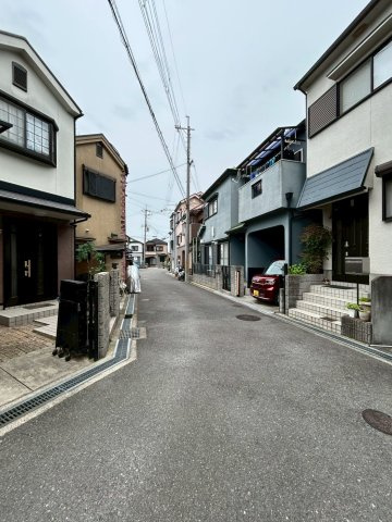 枚方市招提中町２丁目　中古戸建の前面道路含む現地写真