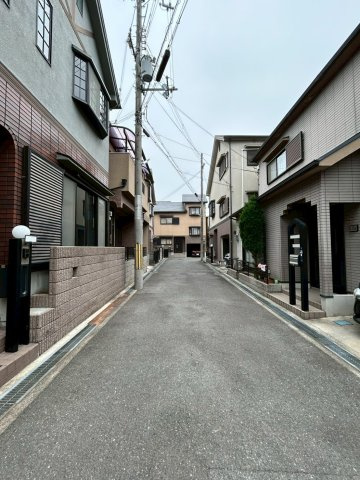 枚方市招提中町２丁目　中古戸建の前面道路含む現地写真|車の出し入れもスムーズな、幅のある前面道路です。