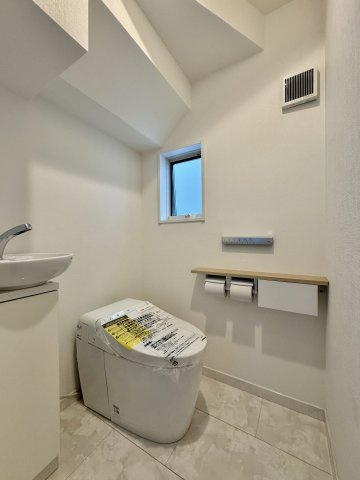 中央区葵西1丁目のトイレ|窓もあり清潔感のあるトイレです。