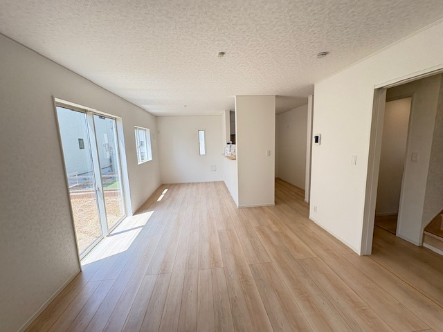 上里町勅使河原第17（全7棟)6号棟の居間・リビング|大きな窓のあるリビングは明るく解放感溢れる空間。居心地良くご家族皆が寛げる憩いの空間です。生活の中心となるLDKが広いので、家族とのコミュニケーションを促進する拘り設計となっています(⌒∇⌒)
