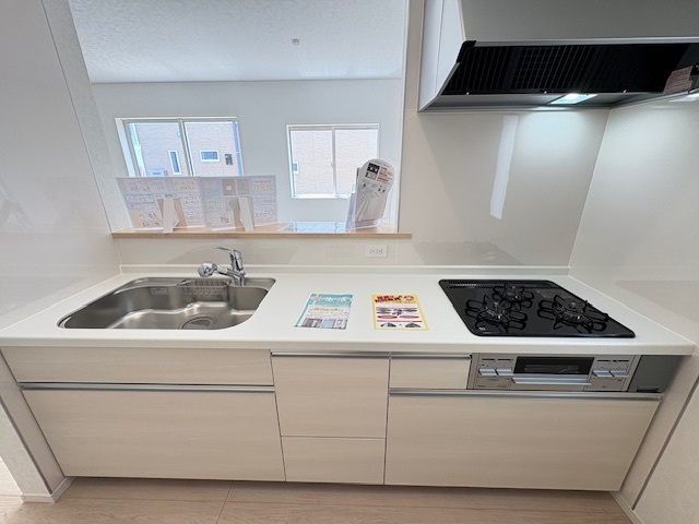 上里町勅使河原第17（全7棟)6号棟のキッチン|美味しいごはんを作っている時もリビングと一体感を持ち、家族との時間を楽しく過ごせる対面キッチンです(^^♪
