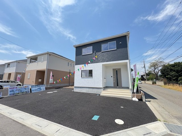 上里町勅使河原第17（全7棟)7号棟の外観|隣地との距離も保ちながらも綺麗な街並みに溶け込みました！
駐車スペースやお庭も十分に確保しています！