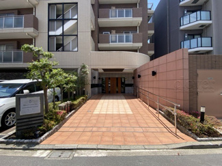【エントランス】 | オートロックを備えた、マンションのエントランス。やはりセキュリティの観点は欠かすことができません。皆様を“安全”に送り出し、出迎えてくれます。～即日のご見学可能～　お問合せはお気軽にどうぞ。