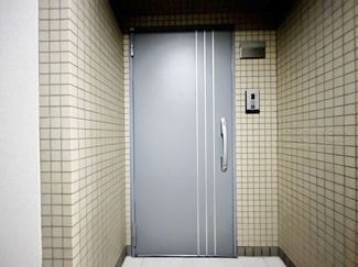 【その他共用部分】 | ダブルロック式の玄関ドアが皆様をお出迎え。お部屋のセキュリティの観点からも、うれしい設備ですね。玄関の色もシックで良い感じです。～即日のご見学可能～　お問合せはお気軽にどうぞ。
