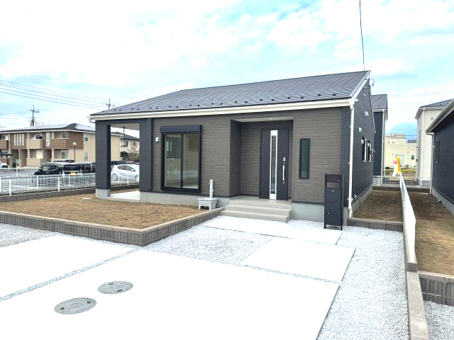 リーブルガーデンS  前橋茂木町第３　５号棟（平屋）の玄関|玄関前のアプローチもキレイに仕上がっています♪