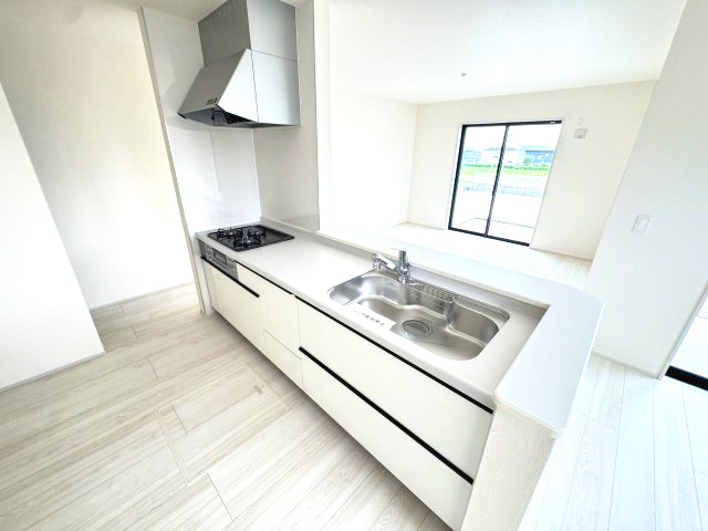 リーブルガーデンS  前橋茂木町第３　５号棟（平屋）のキッチン|人気のカウンターキッチン採用です☆
コンロも３口ご用意しています！調理スペースも広くストレスなくお料理できます。