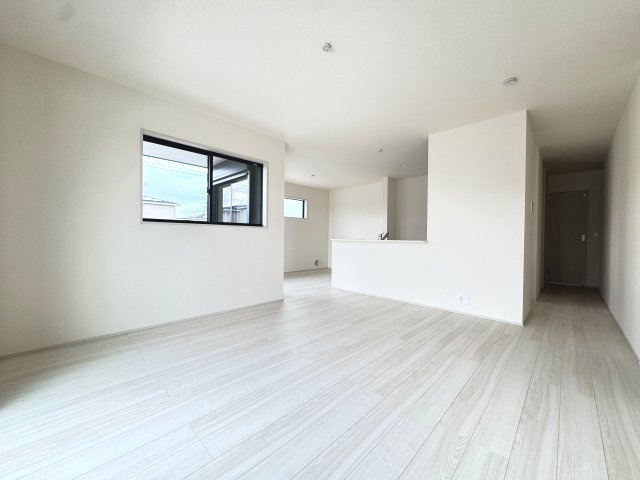 リーブルガーデンS  前橋茂木町第３　５号棟（平屋）の居間・リビング|22帖広々リビング♪人気の対面式キッチンを配した空間はお好みの家具も合わせやすく、家族がくつろぐ快適な空間造りをサポート。窓からは明るい陽光が差し込みます。