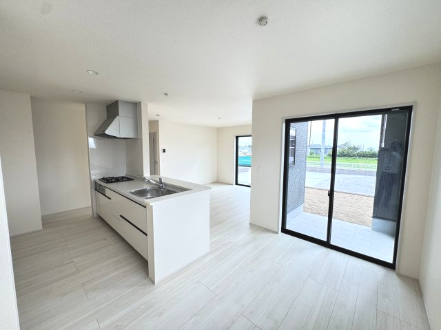 リーブルガーデンS  前橋茂木町第３　５号棟（平屋）の居間・リビング|人気の対面式キッチンを配した空間はお好みの家具も合わせやすく、家族がくつろぐ快適な空間造りをサポート。窓からは明るい陽光が差し込みます。
浄水器つきなので美味しいお水も飲めますよ♪