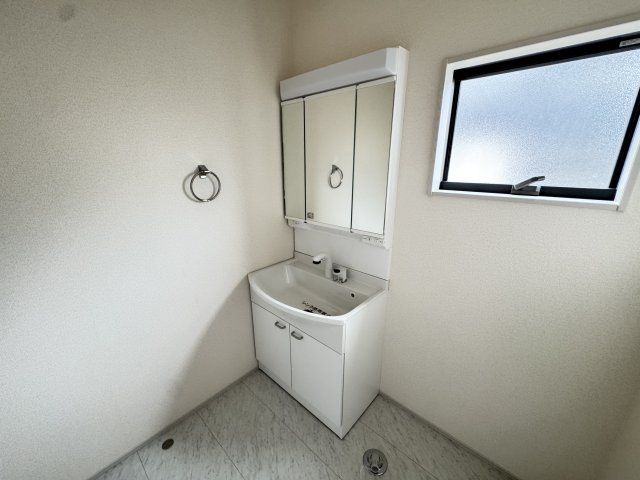 リーブルガーデンS  前橋茂木町第３　５号棟（平屋）の独立洗面台|シャワー水栓付き洗面台で朝の身支度もバッチリです！
洗面台には収納スペースもあり洗面室もすっきり片付きますよ！