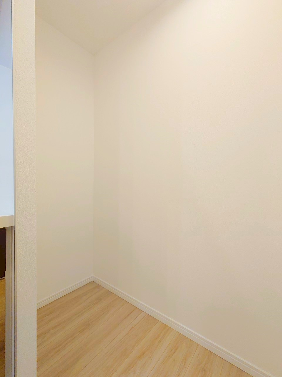 「烏丸御池」駅徒歩４分！◆令和７年３月フルリフォーム済みの東向き３ＬＤＫ住戸◆アバンエスパス烏丸御池のキッチン|冷蔵庫置き場