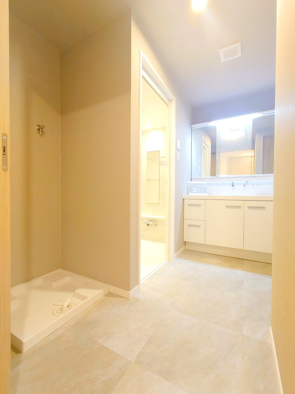 「烏丸御池」駅徒歩４分！◆令和７年３月フルリフォーム済みの東向き３ＬＤＫ住戸◆アバンエスパス烏丸御池の洗面所|洗面