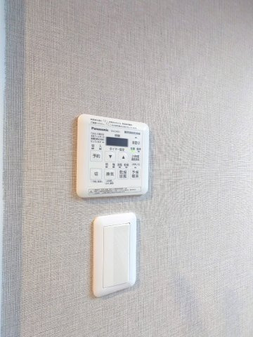 「烏丸御池」駅徒歩４分！◆令和７年３月フルリフォーム済みの東向き３ＬＤＫ住戸◆アバンエスパス烏丸御池の浴室|浴室暖房乾燥機リモコン