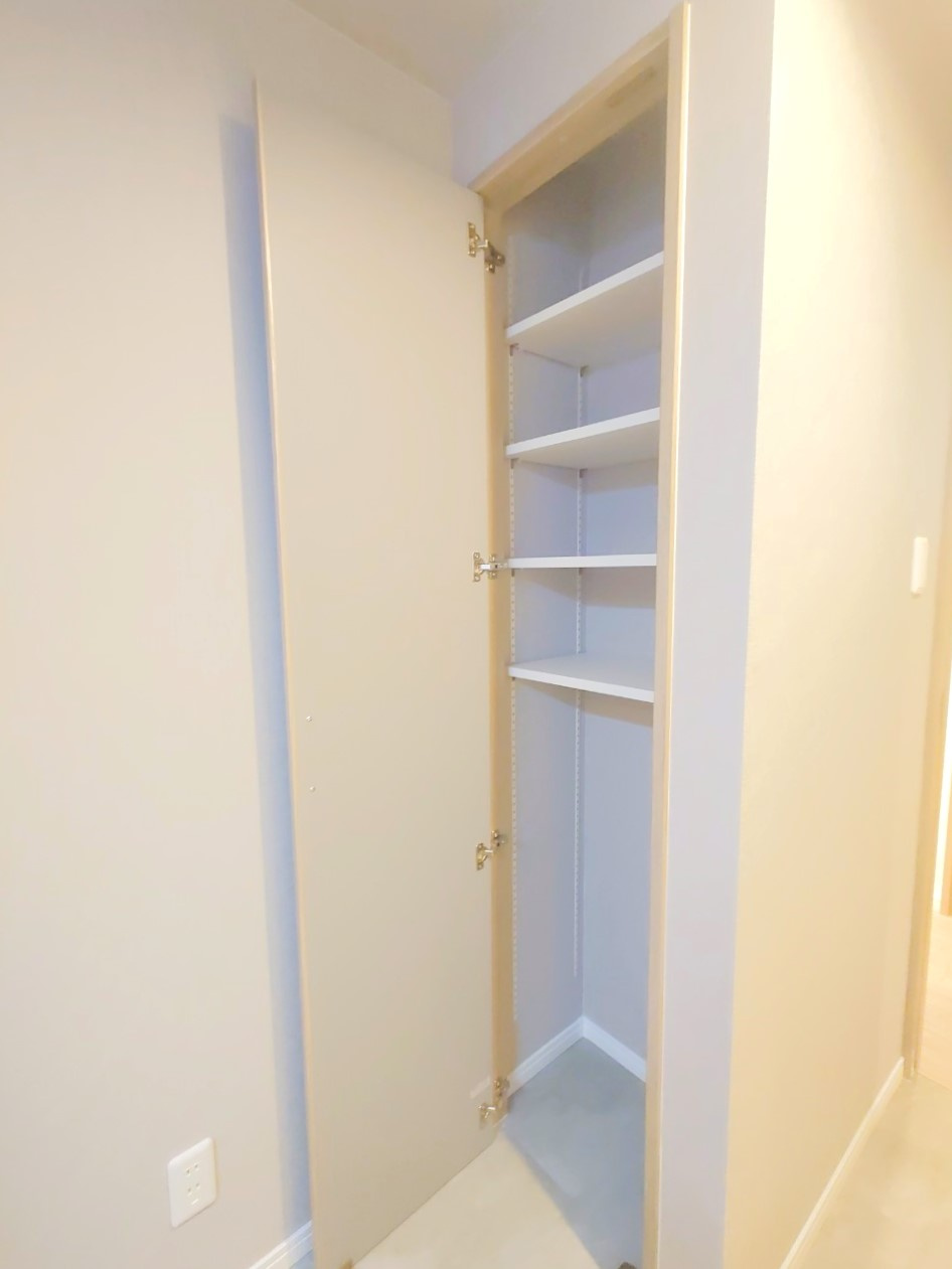 「烏丸御池」駅徒歩４分！◆令和７年３月フルリフォーム済みの東向き３ＬＤＫ住戸◆アバンエスパス烏丸御池の浴室|収納