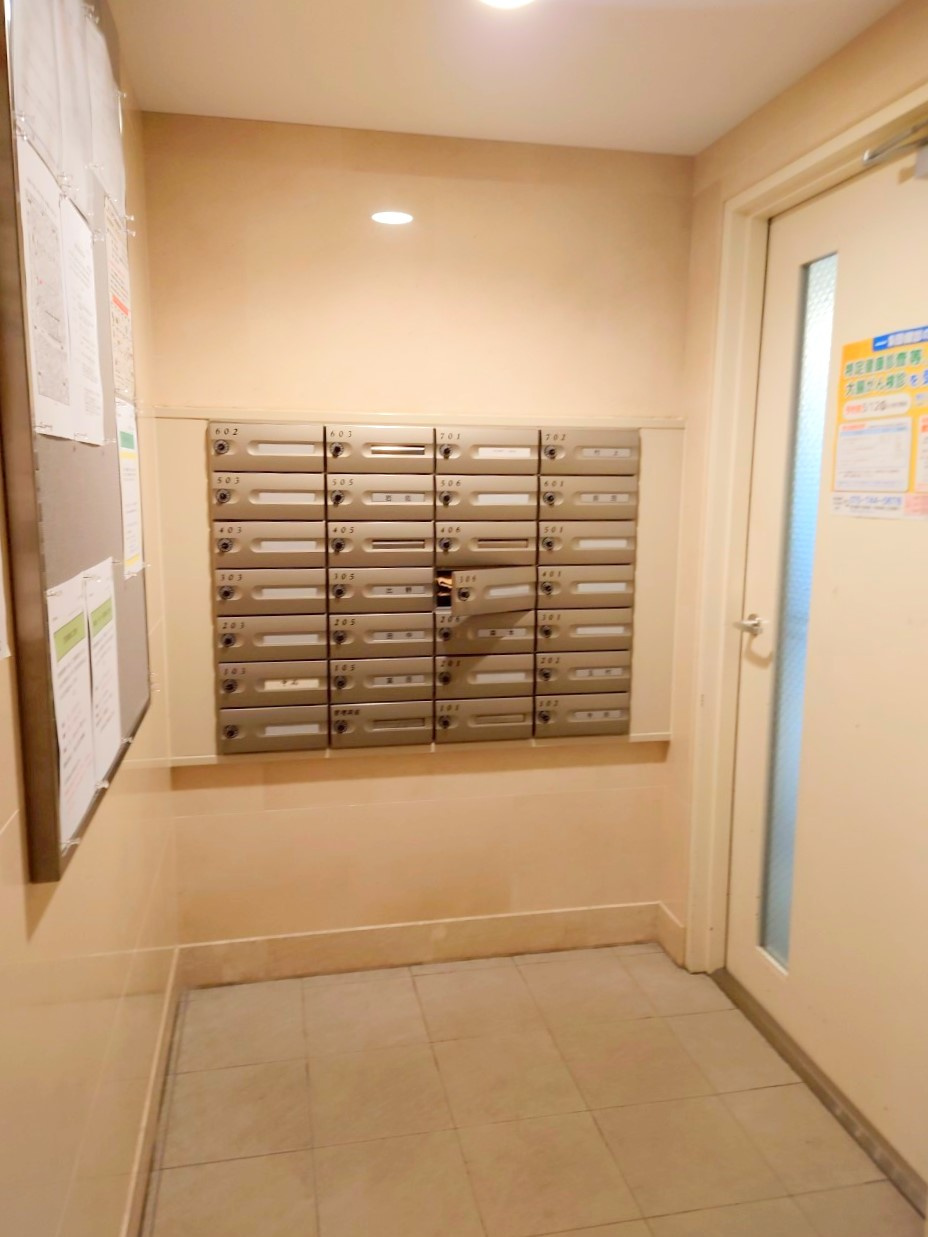 「烏丸御池」駅徒歩４分！◆令和７年３月フルリフォーム済みの東向き３ＬＤＫ住戸◆アバンエスパス烏丸御池の設備|郵便ポスト