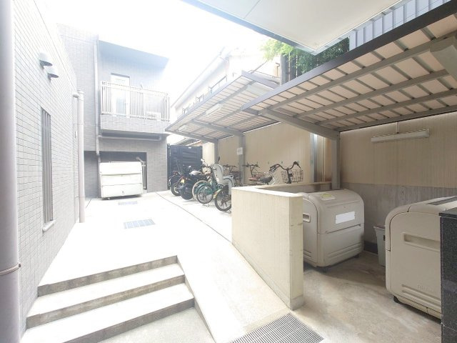 「烏丸御池」駅徒歩４分！◆令和７年３月フルリフォーム済みの東向き３ＬＤＫ住戸◆アバンエスパス烏丸御池のその他共用部分|ゴミ置き場