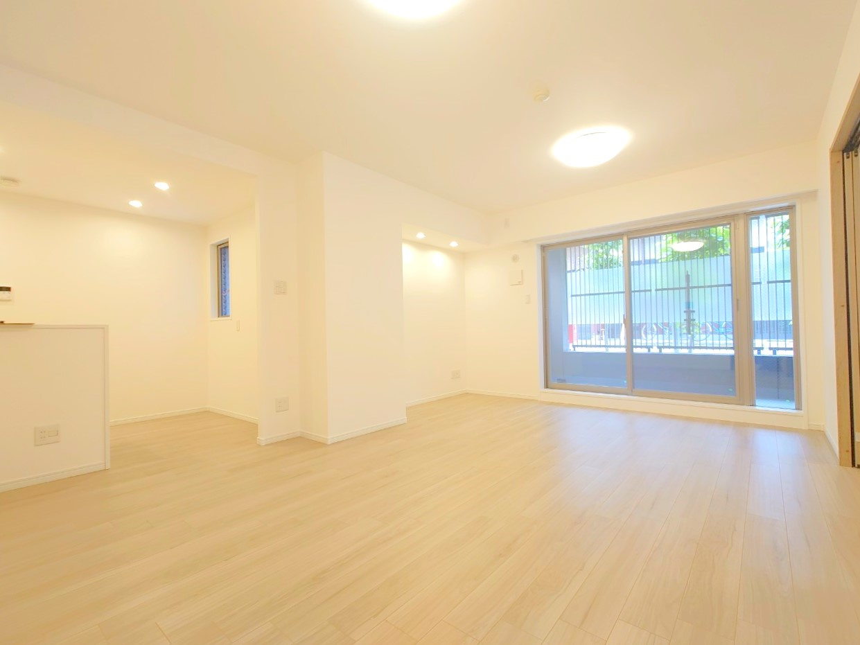 「烏丸御池」駅徒歩４分！◆令和７年３月フルリフォーム済みの東向き３ＬＤＫ住戸◆アバンエスパス烏丸御池の居間・リビング|リビング