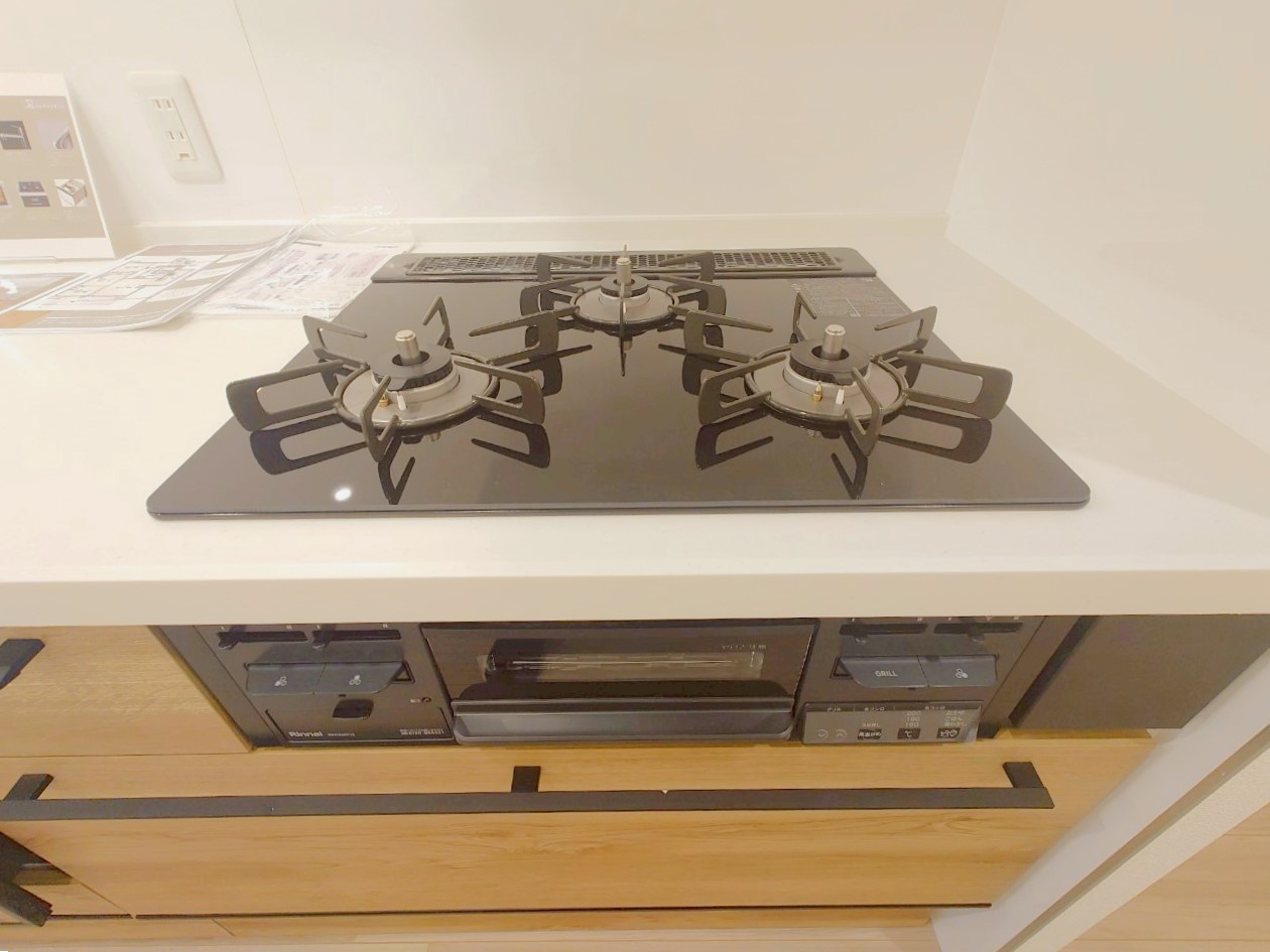 「烏丸御池」駅徒歩４分！◆令和７年３月フルリフォーム済みの東向き３ＬＤＫ住戸◆アバンエスパス烏丸御池のキッチン|３口コンロ