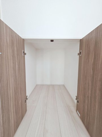 【収納】 | 知多市つつじが丘四丁目　１号棟 | １階廊下収納
