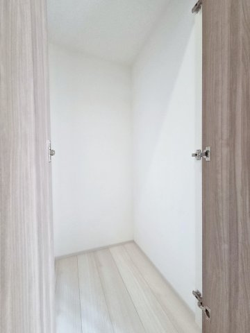 【収納】 | 知多市つつじが丘四丁目　１号棟 | １階廊下収納