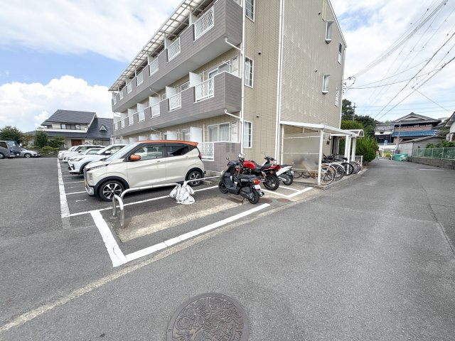 ラ・パストラールの駐車場