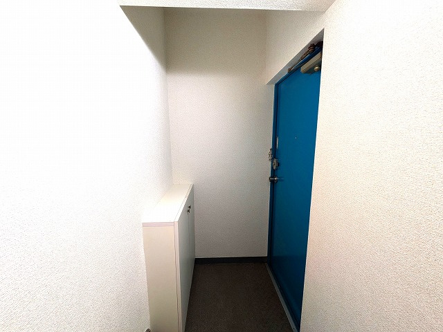 コーポ中央の玄関