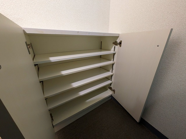 コーポ中央の玄関