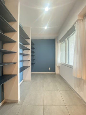 【その他】 | メガロン逗子 | 可動棚シューズクローゼット。
サーフボードや大型家電なども収納が簡単。