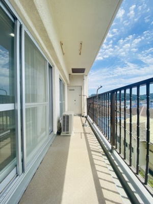 【バルコニー】 | メガロン逗子 | 約8.12㎡バルコニー
南向き明るい日差しがお部屋に入り込みます。