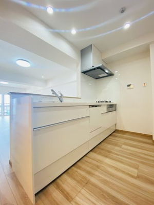 【キッチン】 | メガロン逗子 | ３口ガスコンロのシステムキッチンです。食器洗乾燥機付き