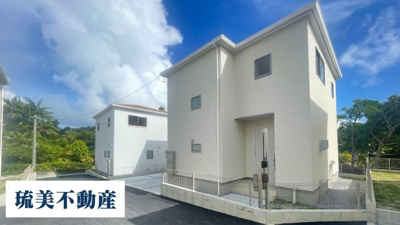 【外観】 | 南城市知念久手堅（全5棟）4号棟 | 4号棟　並列駐車2台可♪